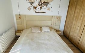 Luxury White Apartment In Park Lotnikow