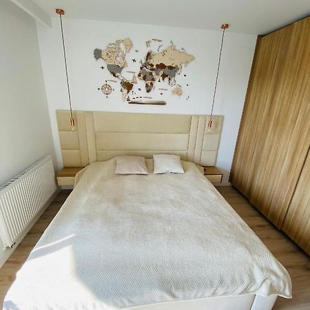 Luxury White Apartment In Park Lotnikow Краків Екстер'єр фото