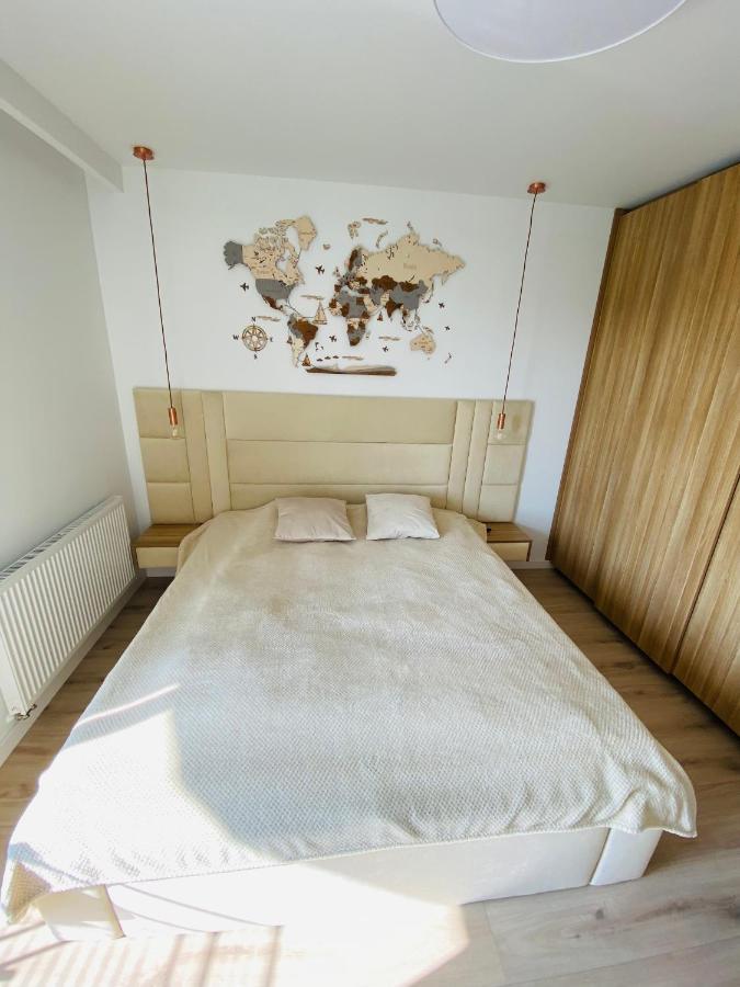 Luxury White Apartment In Park Lotnikow Краків Екстер'єр фото