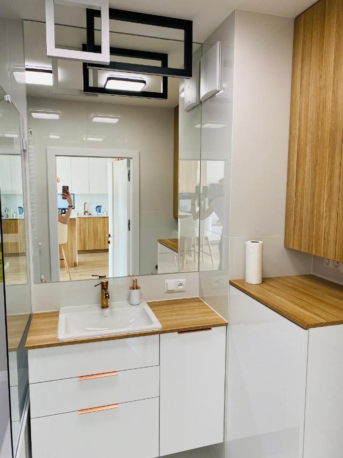 Luxury White Apartment In Park Lotnikow Краків Екстер'єр фото