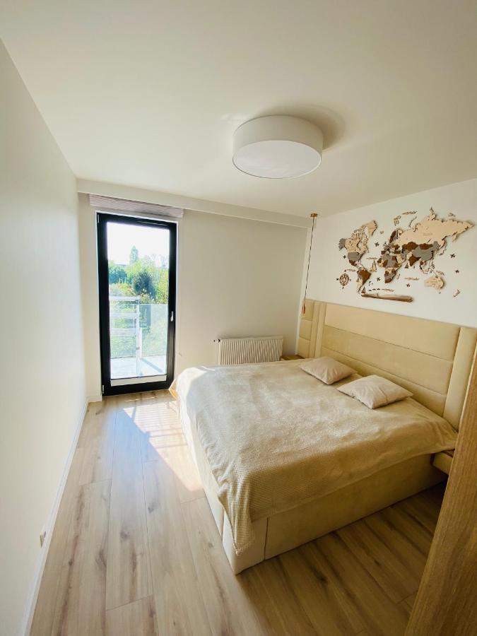 Luxury White Apartment In Park Lotnikow Краків Екстер'єр фото
