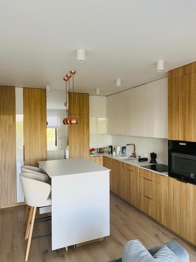 Luxury White Apartment In Park Lotnikow Краків Екстер'єр фото